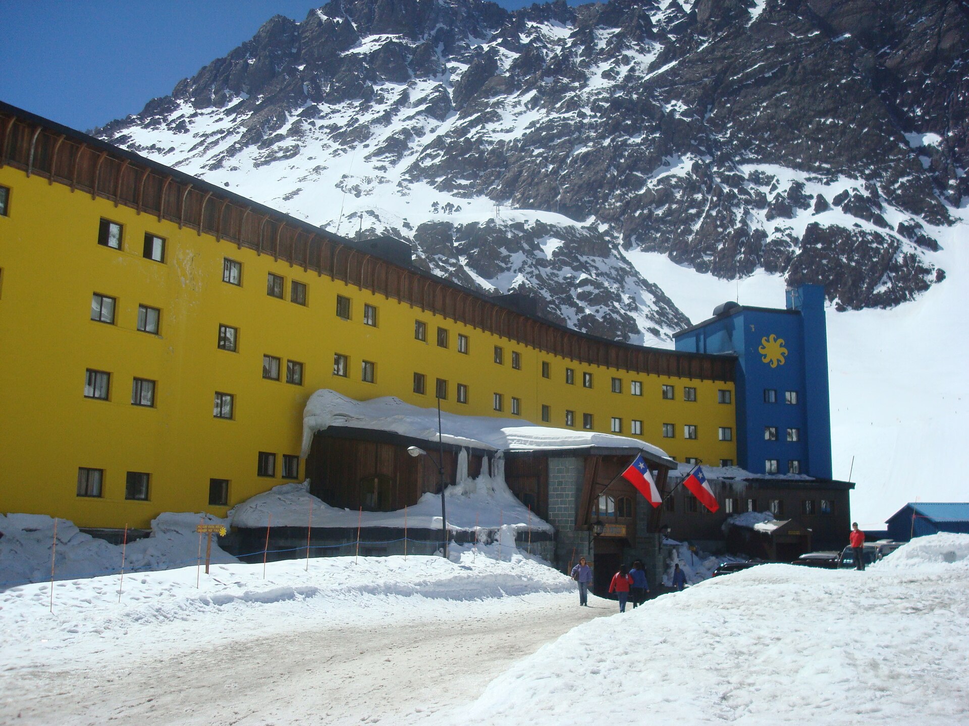 Cordillera de los Andes nevada — Hotel Portillo